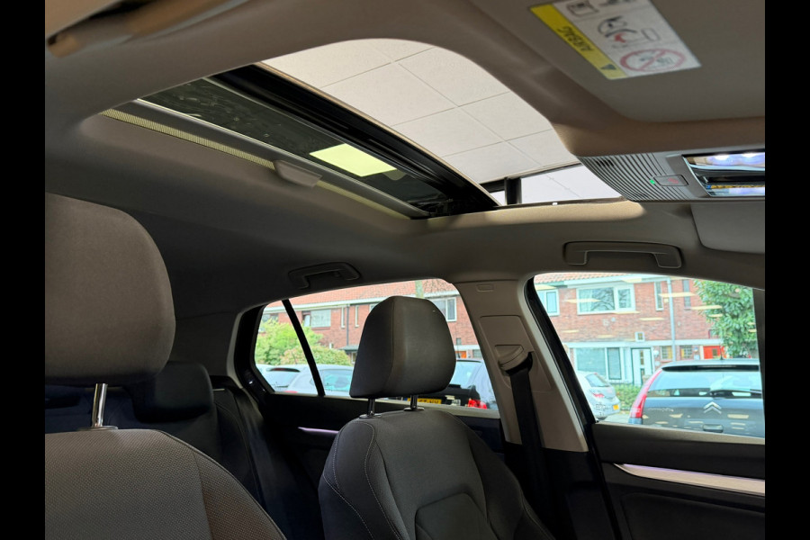 Volkswagen Golf 2.0 TDI R-Line Business AUT. PANO TREKHAAK ACC PDC VOOR EN ACHTER CAMERA NAVI STOELVERWAMING STUURVERWARMING