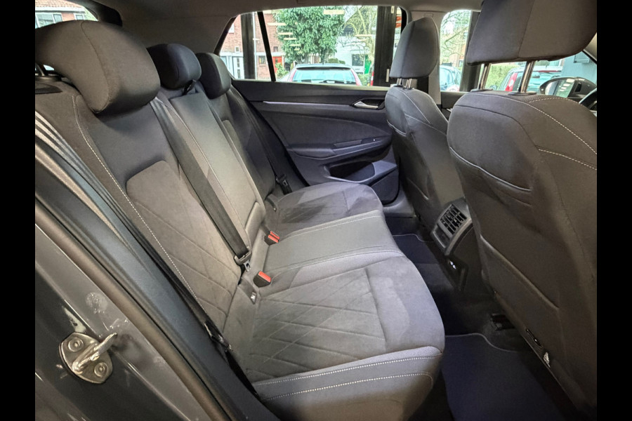 Volkswagen Golf 2.0 TDI R-Line Business AUT. PANO TREKHAAK ACC PDC VOOR EN ACHTER CAMERA NAVI STOELVERWAMING STUURVERWARMING