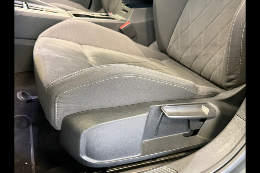 Volkswagen Golf 2.0 TDI R-Line Business AUT. PANO TREKHAAK ACC PDC VOOR EN ACHTER CAMERA NAVI STOELVERWAMING STUURVERWARMING