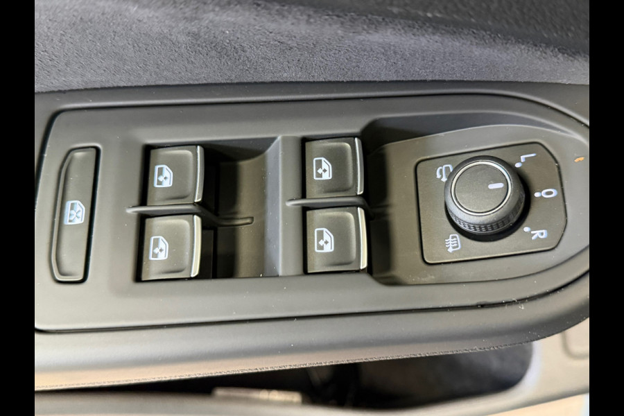 Volkswagen Golf 2.0 TDI R-Line Business AUT. PANO TREKHAAK ACC PDC VOOR EN ACHTER CAMERA NAVI STOELVERWAMING STUURVERWARMING