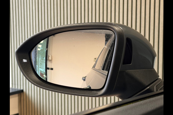 Volkswagen Golf 2.0 TDI R-Line Business AUT. PANO TREKHAAK ACC PDC VOOR EN ACHTER CAMERA NAVI STOELVERWAMING STUURVERWARMING