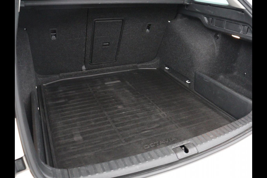 Škoda Octavia 1.0 e-TSI Business Edition | Trekhaak | Carplay | Navigatie | Full LED | Parkeerhulp | Cruise control | Digital Cockpit | Climate control | Getint glas
