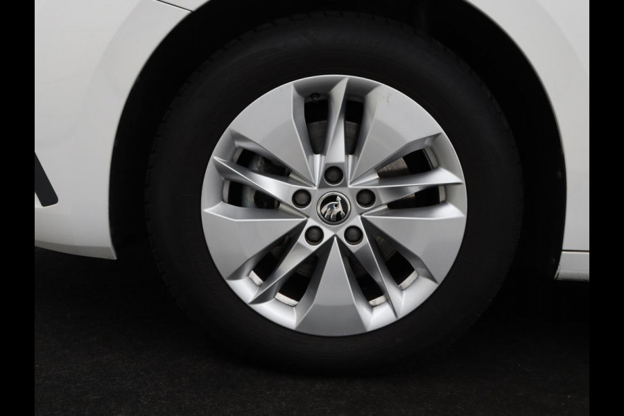 Škoda Octavia 1.0 e-TSI Business Edition | Trekhaak | Carplay | Navigatie | Full LED | Parkeerhulp | Cruise control | Digital Cockpit | Climate control | Getint glas