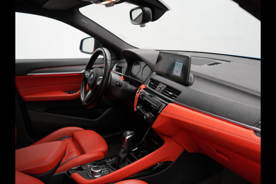 BMW X2 xDrive25e M Sport Plug In Hybrid 220pk Dealer O.H. PHEV | Trekhaak Afn. | Panodak | Adaptive Cruise | Head Up | Camera | Harman / Kardon | Lederen Competition Stoelen Memory & Verwarmd | Keyless | 19"L.M | Sfeerverlichting | Navigatie | DAB |