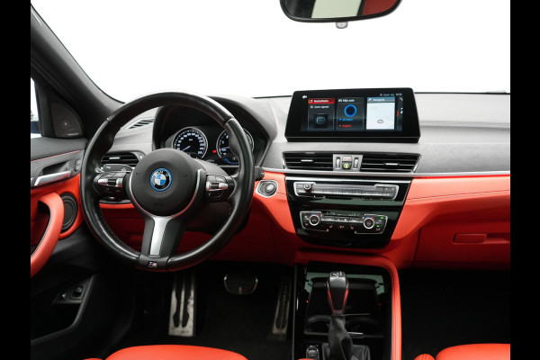 BMW X2 xDrive25e M Sport Plug In Hybrid 220pk Dealer O.H. PHEV | Trekhaak Afn. | Panodak | Adaptive Cruise | Head Up | Camera | Harman / Kardon | Lederen Competition Stoelen Memory & Verwarmd | Keyless | 19"L.M | Sfeerverlichting | Navigatie | DAB |