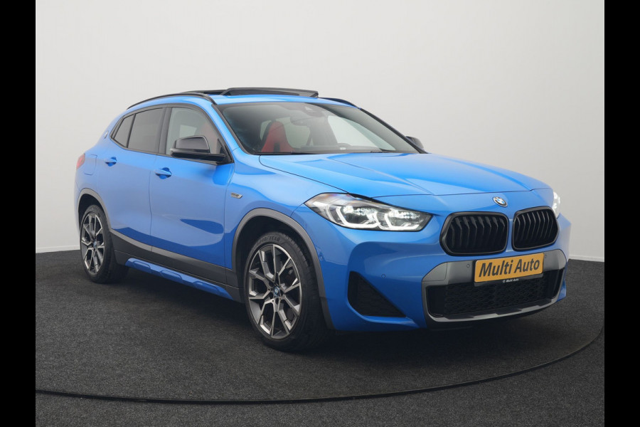 BMW X2 xDrive25e M Sport Plug In Hybrid 220pk Dealer O.H. PHEV | Trekhaak Afn. | Panodak | Adaptive Cruise | Head Up | Camera | Harman / Kardon | Lederen Competition Stoelen Memory & Verwarmd | Keyless | 19"L.M | Sfeerverlichting | Navigatie | DAB |