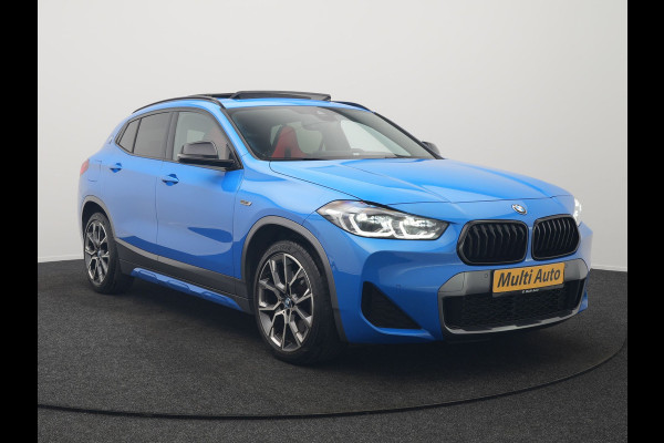 BMW X2 xDrive25e M Sport Plug In Hybrid 220pk Dealer O.H. PHEV | Trekhaak Afn. | Panodak | Adaptive Cruise | Head Up | Camera | Harman / Kardon | Lederen Competition Stoelen Memory & Verwarmd | Keyless | 19"L.M | Sfeerverlichting | Navigatie | DAB |