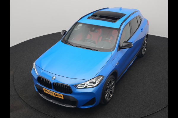 BMW X2 xDrive25e M Sport Plug In Hybrid 220pk Dealer O.H. PHEV | Trekhaak Afn. | Panodak | Adaptive Cruise | Head Up | Camera | Harman / Kardon | Lederen Competition Stoelen Memory & Verwarmd | Keyless | 19"L.M | Sfeerverlichting | Navigatie | DAB |