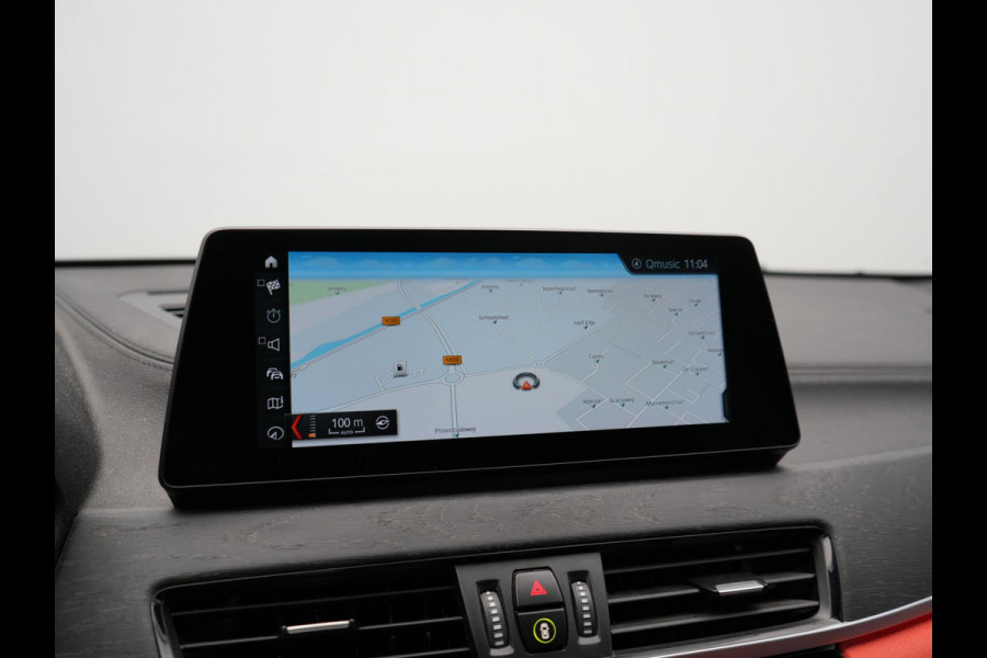 BMW X2 xDrive25e M Sport Plug In Hybrid 220pk Dealer O.H. PHEV | Trekhaak Afn. | Panodak | Adaptive Cruise | Head Up | Camera | Harman / Kardon | Lederen Competition Stoelen Memory & Verwarmd | Keyless | 19"L.M | Sfeerverlichting | Navigatie | DAB |