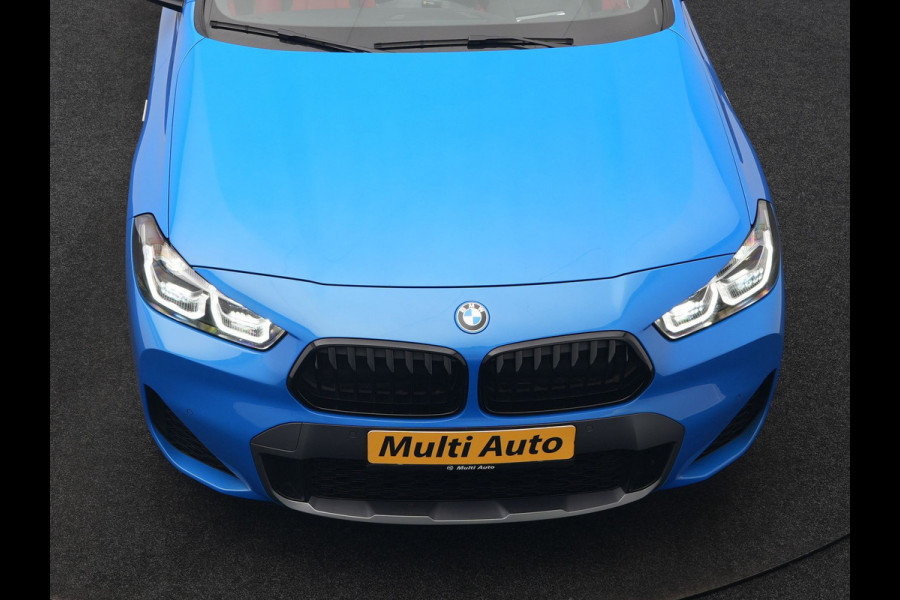 BMW X2 xDrive25e M Sport Plug In Hybrid 220pk Dealer O.H. PHEV | Trekhaak Afn. | Panodak | Adaptive Cruise | Head Up | Camera | Harman / Kardon | Lederen Competition Stoelen Memory & Verwarmd | Keyless | 19"L.M | Sfeerverlichting | Navigatie | DAB |