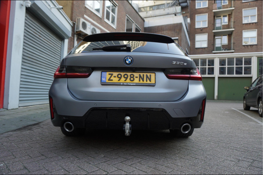 BMW 3 Serie Touring 330e M-SPORT | Facelift 2023/2024 | FROZEN GREY | Head Up | Adaptive + Lane | Harman Kardon | Trekhaak | Wide Screen Dashboard
