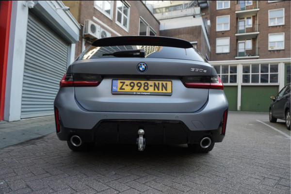 BMW 3 Serie Touring 330e M-SPORT | Facelift 2023/2024 | FROZEN GREY | Head Up | Adaptive + Lane | Harman Kardon | Trekhaak | Wide Screen Dashboard