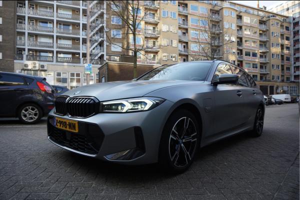 BMW 3 Serie Touring 330e M-SPORT | Facelift 2023/2024 | FROZEN GREY | Head Up | Adaptive + Lane | Harman Kardon | Trekhaak | Wide Screen Dashboard