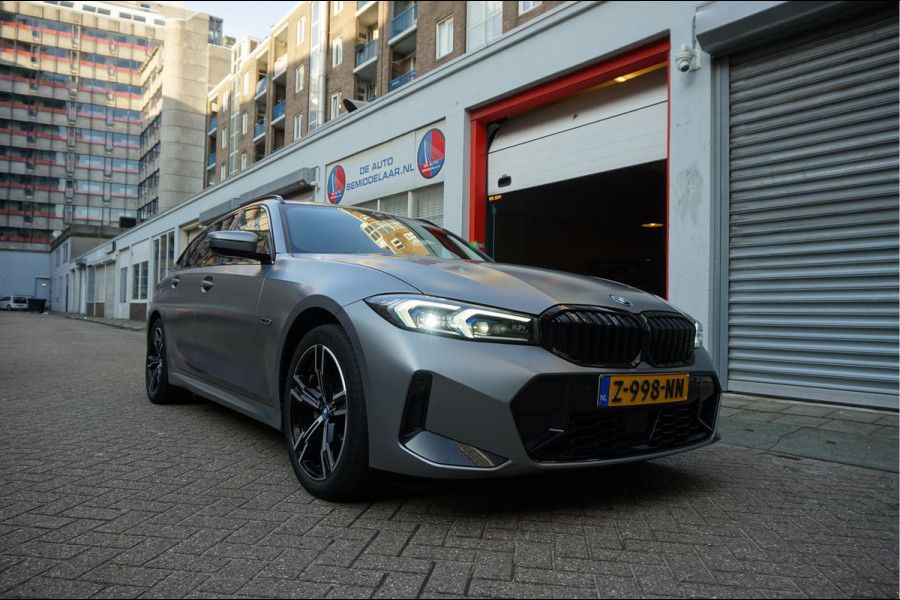 BMW 3 Serie Touring 330e M-SPORT | Facelift 2023/2024 | FROZEN GREY | Head Up | Adaptive + Lane | Harman Kardon | Trekhaak | Wide Screen Dashboard
