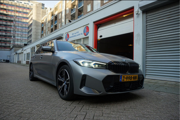 BMW 3 Serie Touring 330e M-SPORT | Facelift 2023/2024 | FROZEN GREY | Head Up | Adaptive + Lane | Harman Kardon | Trekhaak | Wide Screen Dashboard