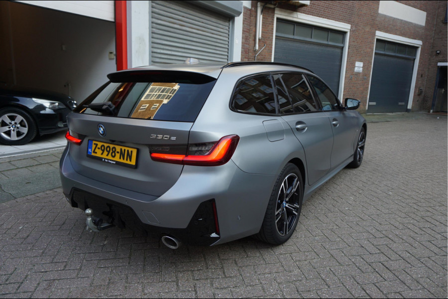 BMW 3 Serie Touring 330e M-SPORT | Facelift 2023/2024 | FROZEN GREY | Head Up | Adaptive + Lane | Harman Kardon | Trekhaak | Wide Screen Dashboard