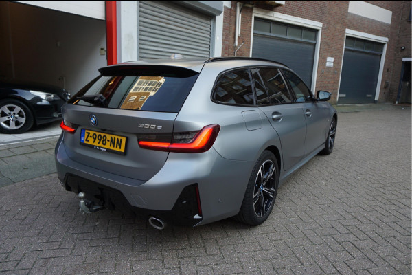 BMW 3 Serie Touring 330e M-SPORT | Facelift 2023/2024 | FROZEN GREY | Head Up | Adaptive + Lane | Harman Kardon | Trekhaak | Wide Screen Dashboard