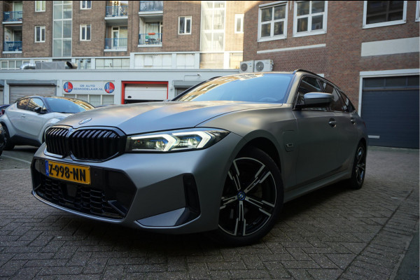 BMW 3 Serie Touring 330e M-SPORT | Facelift 2023/2024 | FROZEN GREY | Head Up | Adaptive + Lane | Harman Kardon | Trekhaak | Wide Screen Dashboard