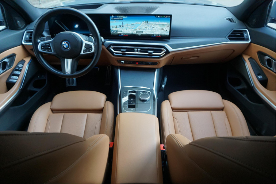 BMW 3 Serie Touring 330e M-SPORT | Facelift 2023/2024 | FROZEN GREY | Head Up | Adaptive + Lane | Harman Kardon | Trekhaak | Wide Screen Dashboard