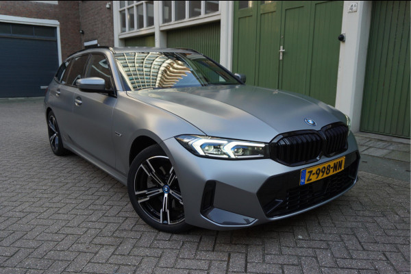 BMW 3 Serie Touring 330e M-SPORT | Facelift 2023/2024 | FROZEN GREY | Head Up | Adaptive + Lane | Harman Kardon | Trekhaak | Wide Screen Dashboard