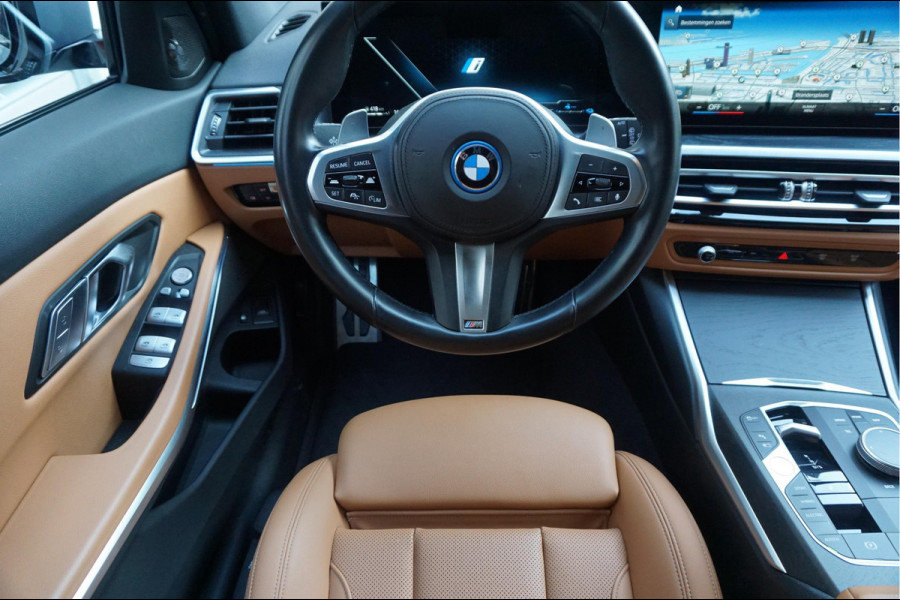 BMW 3 Serie Touring 330e M-SPORT | Facelift 2023/2024 | FROZEN GREY | Head Up | Adaptive + Lane | Harman Kardon | Trekhaak | Wide Screen Dashboard