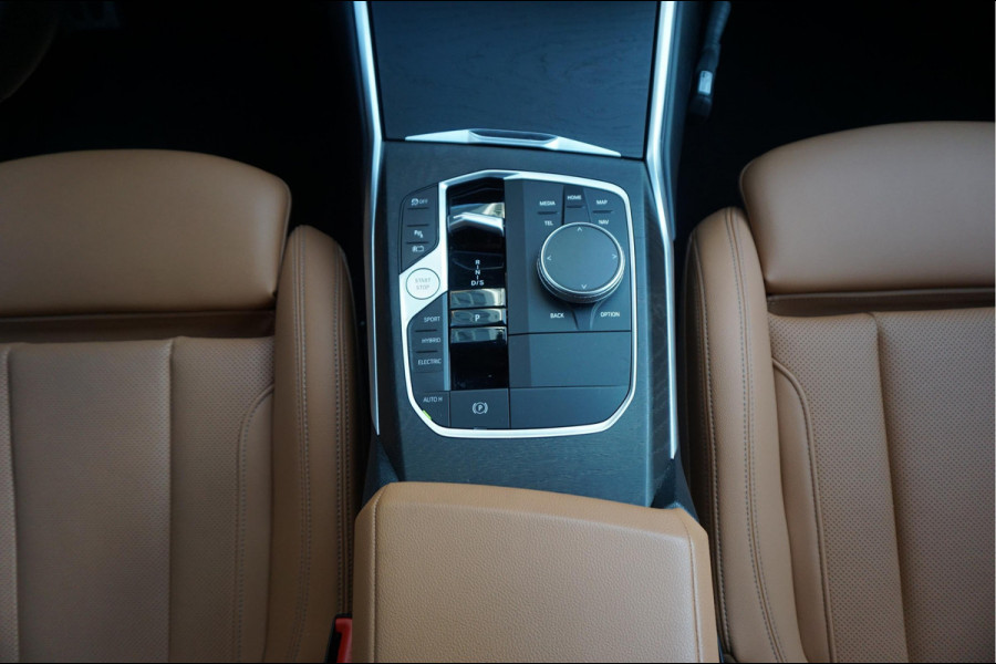 BMW 3 Serie Touring 330e M-SPORT | Facelift 2023/2024 | FROZEN GREY | Head Up | Adaptive + Lane | Harman Kardon | Trekhaak | Wide Screen Dashboard