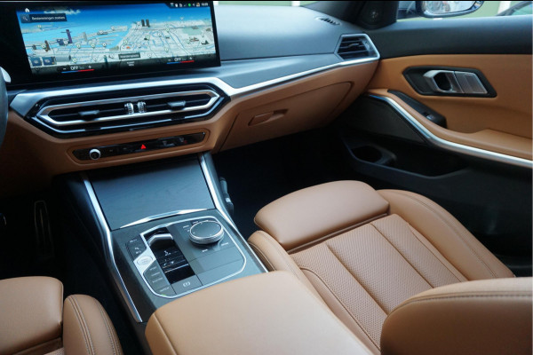 BMW 3 Serie Touring 330e M-SPORT | Facelift 2023/2024 | FROZEN GREY | Head Up | Adaptive + Lane | Harman Kardon | Trekhaak | Wide Screen Dashboard