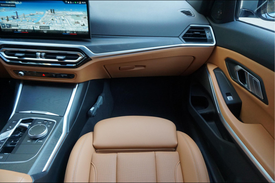 BMW 3 Serie Touring 330e M-SPORT | Facelift 2023/2024 | FROZEN GREY | Head Up | Adaptive + Lane | Harman Kardon | Trekhaak | Wide Screen Dashboard