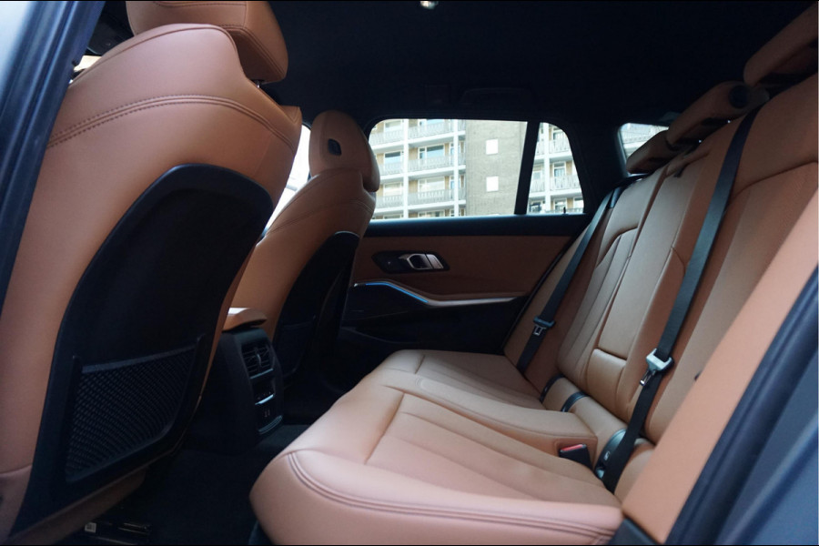 BMW 3 Serie Touring 330e M-SPORT | Facelift 2023/2024 | FROZEN GREY | Head Up | Adaptive + Lane | Harman Kardon | Trekhaak | Wide Screen Dashboard