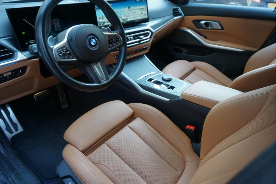 BMW 3 Serie Touring 330e M-SPORT | Facelift 2023/2024 | FROZEN GREY | Head Up | Adaptive + Lane | Harman Kardon | Trekhaak | Wide Screen Dashboard