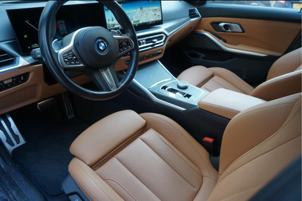 BMW 3 Serie Touring 330e M-SPORT | Facelift 2023/2024 | FROZEN GREY | Head Up | Adaptive + Lane | Harman Kardon | Trekhaak | Wide Screen Dashboard