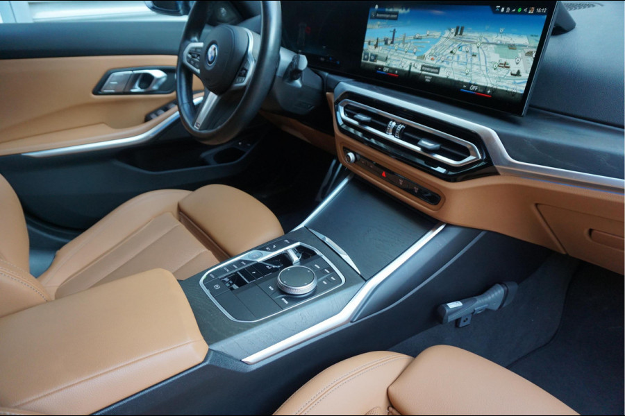 BMW 3 Serie Touring 330e M-SPORT | Facelift 2023/2024 | FROZEN GREY | Head Up | Adaptive + Lane | Harman Kardon | Trekhaak | Wide Screen Dashboard