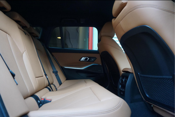 BMW 3 Serie Touring 330e M-SPORT | Facelift 2023/2024 | FROZEN GREY | Head Up | Adaptive + Lane | Harman Kardon | Trekhaak | Wide Screen Dashboard