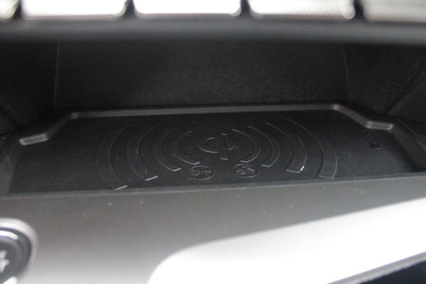 Peugeot 408 1.2 Hybrid 145PK e-DCS6 ALLURE | ACHTERUITRIJ CAMERA | KEYLESS ENTRY/START | DRAADLOOS APPLE CARPLAY/ANDROID AUTO | DRAADLOOS TELEFOONLADEN | DAB+ RADIO | NAVIGATIE | ADAPTIVE CRUISE CONTROL | 19" LICHTMETALEN VELGEN | PARKEERSENSOREN ACHTER |