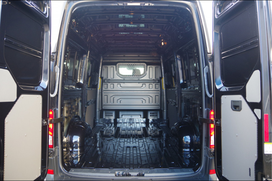 Volkswagen Crafter 35 2.0 TDI L3H3 177PK AUT. LED, 2X SCHUIFDEUR, TREKHAAK, STOELVERWARMING, GEVEERDE STOEL, AIRCO, PARKEERSENSOREN