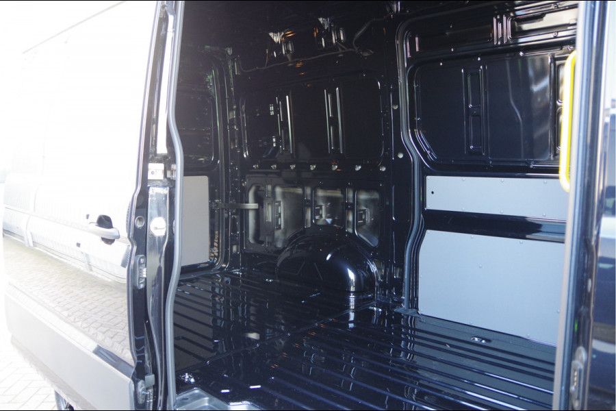 Volkswagen Crafter 35 2.0 TDI L3H3 177PK AUT. LED, 2X SCHUIFDEUR, TREKHAAK, STOELVERWARMING, GEVEERDE STOEL, AIRCO, PARKEERSENSOREN