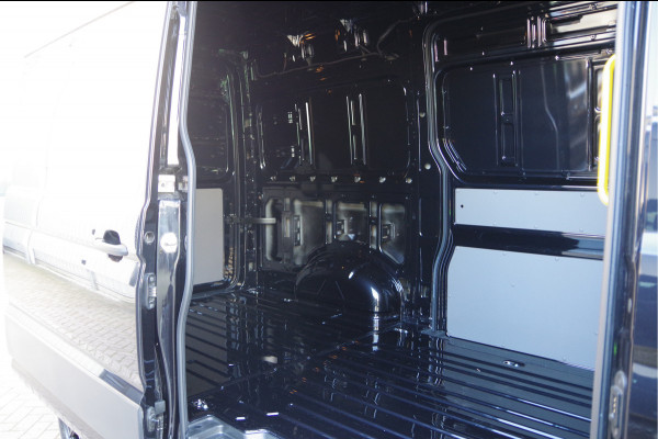 Volkswagen Crafter 35 2.0 TDI L3H3 177PK AUT. LED, 2X SCHUIFDEUR, TREKHAAK, STOELVERWARMING, GEVEERDE STOEL, AIRCO, PARKEERSENSOREN