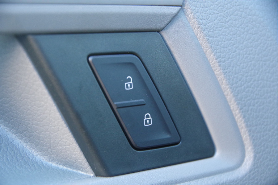 Volkswagen Crafter 35 2.0 TDI L3H3 177PK AUT. LED, 2X SCHUIFDEUR, TREKHAAK, STOELVERWARMING, GEVEERDE STOEL, AIRCO, PARKEERSENSOREN