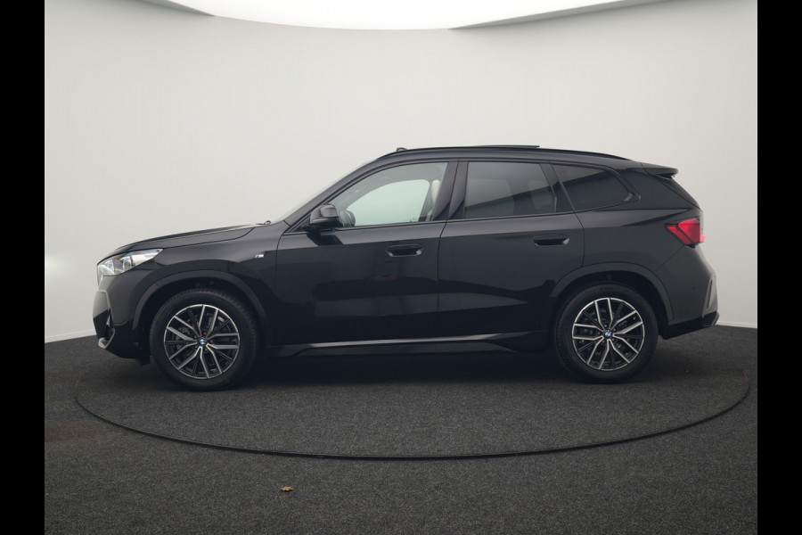 BMW X1 sDrive20i M Sport 156pk Dealer O.H. | Panodak | Lederen Sportstoelen Verwarmd | Adaptive M Onderstel | Widescreen Navi | Camera | Keyless | Adaptive LED | Sfeerverlichting | Apple Carplay | Navigatie | DAB |