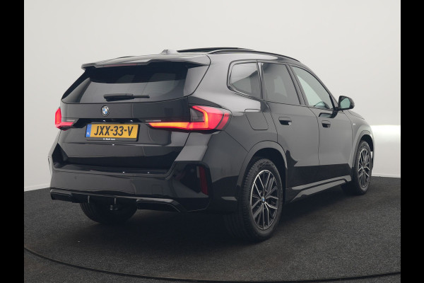 BMW X1 sDrive20i M Sport 156pk Dealer O.H. | Panodak | Lederen Sportstoelen Verwarmd | Adaptive M Onderstel | Widescreen Navi | Camera | Keyless | Adaptive LED | Sfeerverlichting | Apple Carplay | Navigatie | DAB |