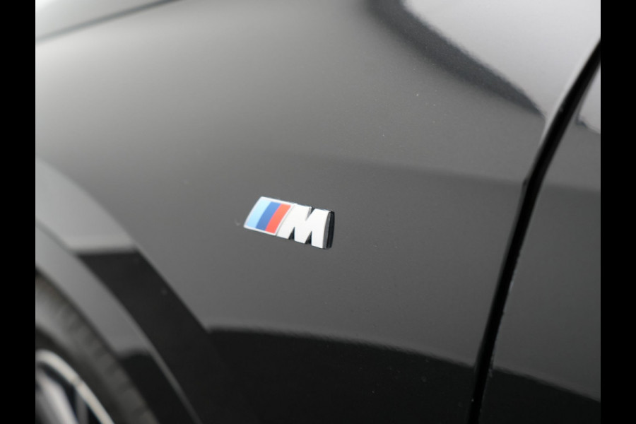 BMW X1 sDrive20i M Sport 156pk Dealer O.H. | Panodak | Lederen Sportstoelen Verwarmd | Adaptive M Onderstel | Widescreen Navi | Camera | Keyless | Adaptive LED | Sfeerverlichting | Apple Carplay | Navigatie | DAB |