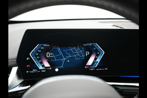 BMW X1 sDrive20i M Sport 156pk Dealer O.H. | Panodak | Lederen Sportstoelen Verwarmd | Adaptive M Onderstel | Widescreen Navi | Camera | Keyless | Adaptive LED | Sfeerverlichting | Apple Carplay | Navigatie | DAB |