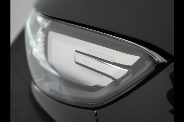 BMW X1 sDrive20i M Sport 156pk Dealer O.H. | Panodak | Lederen Sportstoelen Verwarmd | Adaptive M Onderstel | Widescreen Navi | Camera | Keyless | Adaptive LED | Sfeerverlichting | Apple Carplay | Navigatie | DAB |