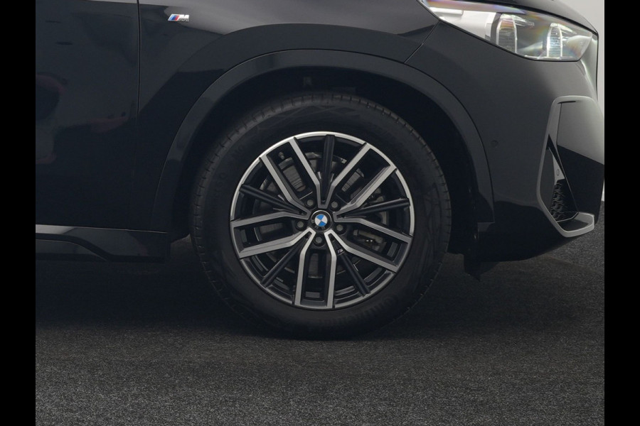 BMW X1 sDrive20i M Sport 156pk Dealer O.H. | Panodak | Lederen Sportstoelen Verwarmd | Adaptive M Onderstel | Widescreen Navi | Camera | Keyless | Adaptive LED | Sfeerverlichting | Apple Carplay | Navigatie | DAB |