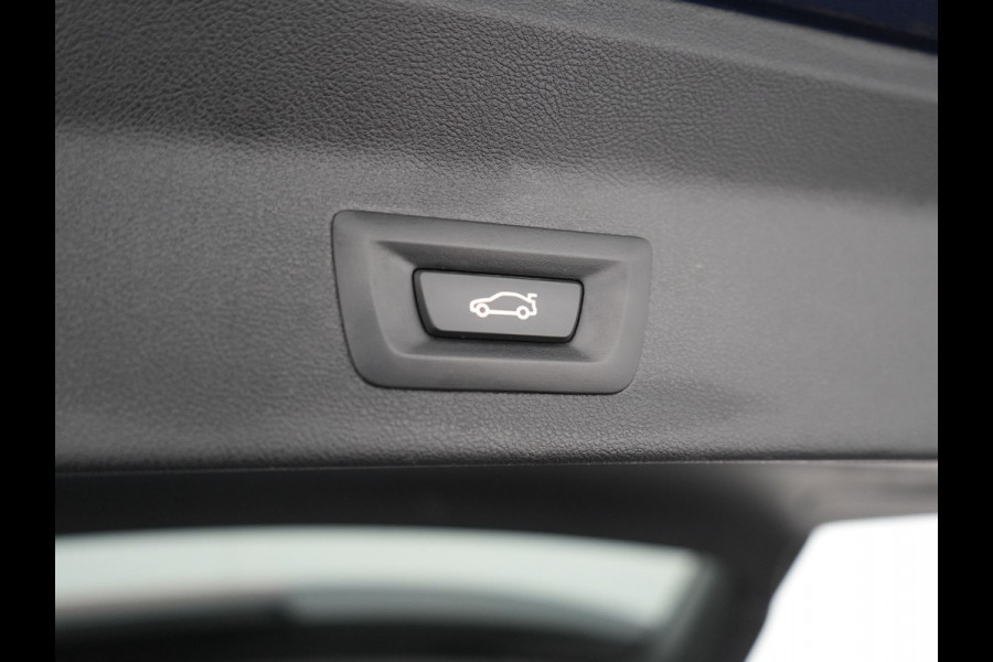 BMW X3 xDrive30e M Sport Plug In Hybrid 293pk Dealer O.H. PHEV | Trekhaak Af Fabriek | Camera | Adaptief Onderstel | Lederen Sportstoelen Verwarmd | Adaptive LED | Hifi Audio | Sfeerverlichting | 20"L.M | Virtual | Navigatie | DAB | Cruise Control |