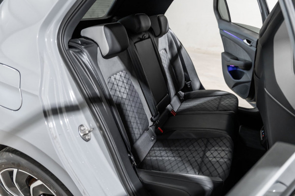 Volkswagen Golf 1.5 eTSI R-Line 2020 DSG IQ PANO CAMERA VIRTUAL