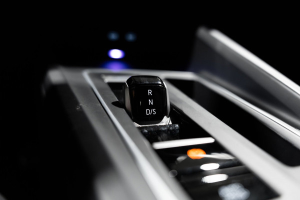 Volkswagen Golf 1.5 eTSI R-Line 2020 DSG IQ PANO CAMERA VIRTUAL