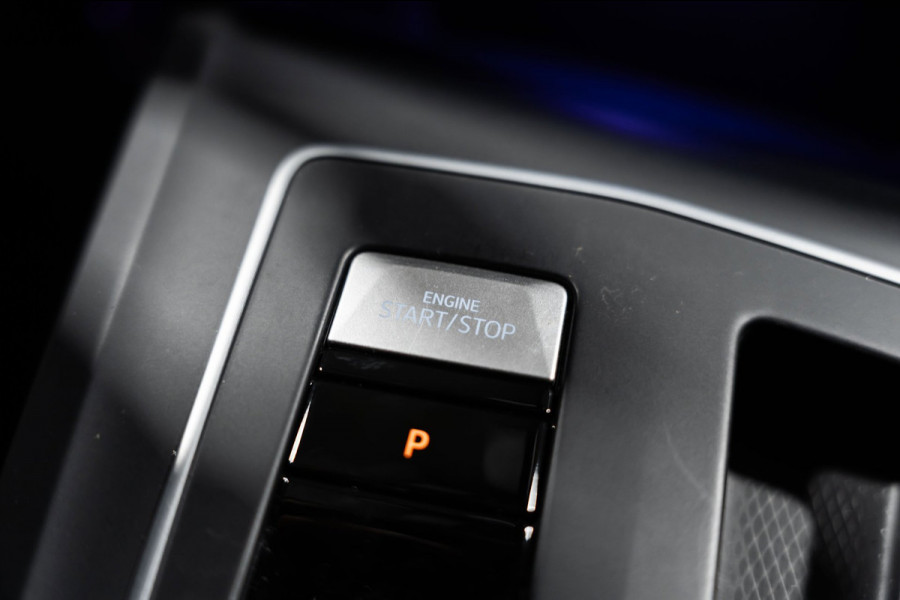 Volkswagen Golf 1.5 eTSI R-Line 2020 DSG IQ PANO CAMERA VIRTUAL