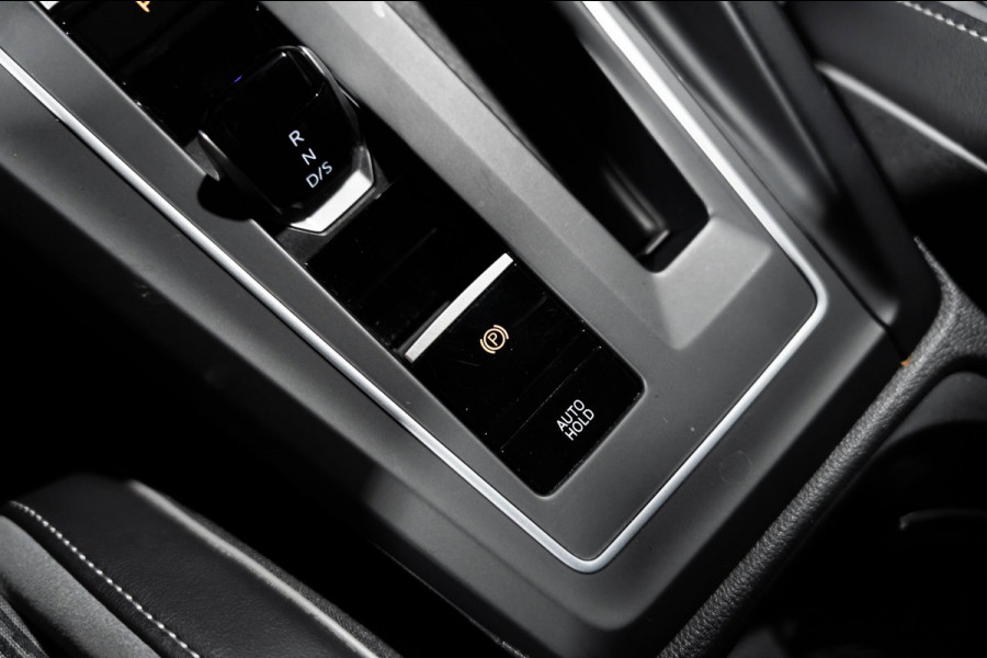 Volkswagen Golf 1.5 eTSI R-Line 2020 DSG IQ PANO CAMERA VIRTUAL