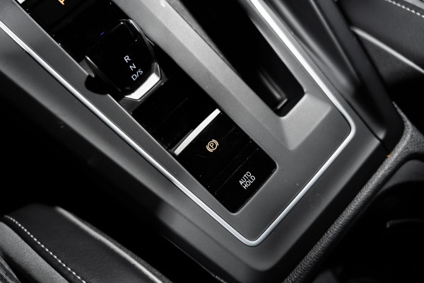 Volkswagen Golf 1.5 eTSI R-Line 2020 DSG IQ PANO CAMERA VIRTUAL